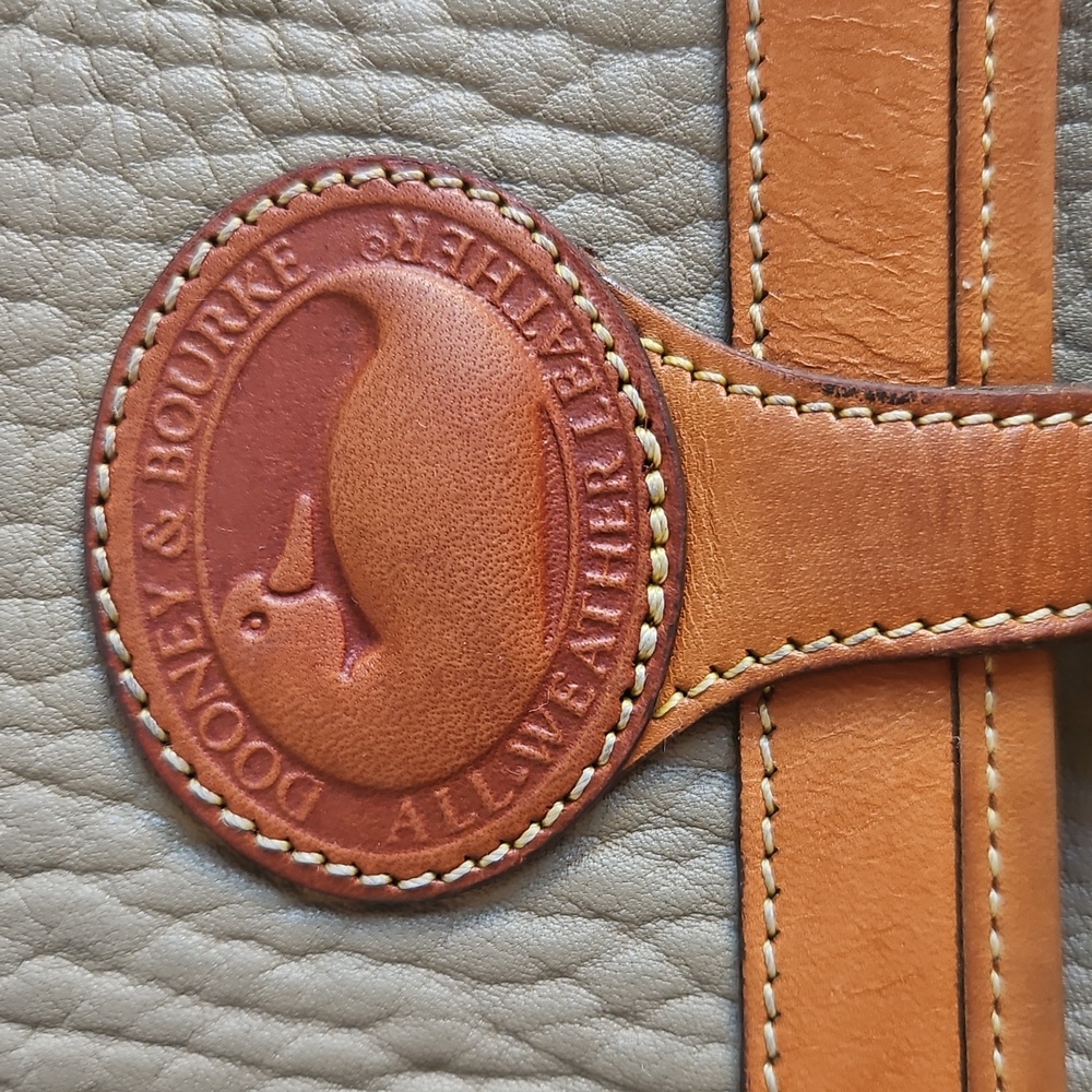 Vintage Dooney & Bourke Classic Tan and Brown Leather Crossbody Bag - Picture 2 of 13